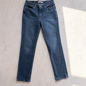 Levi’s Classic Straight Leg Jeans Women's Size 6 Dark Wash Stretch Casual